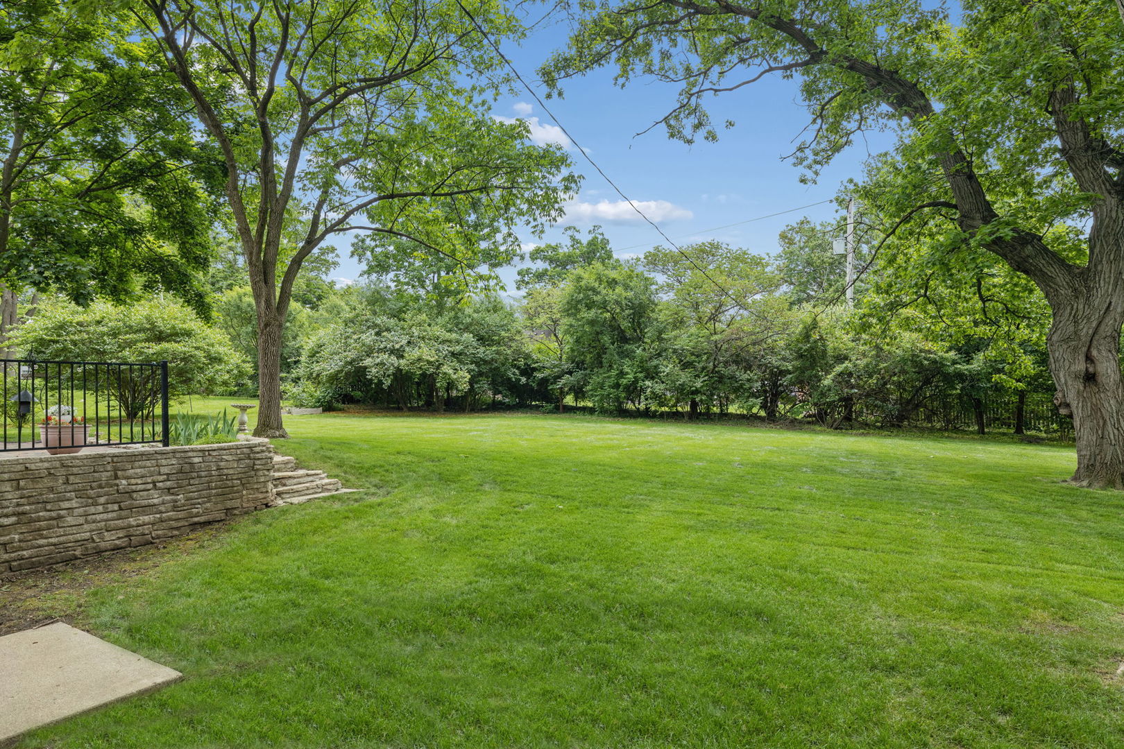 23W081 Red Oak Drive, Glen Ellyn, IL 60137