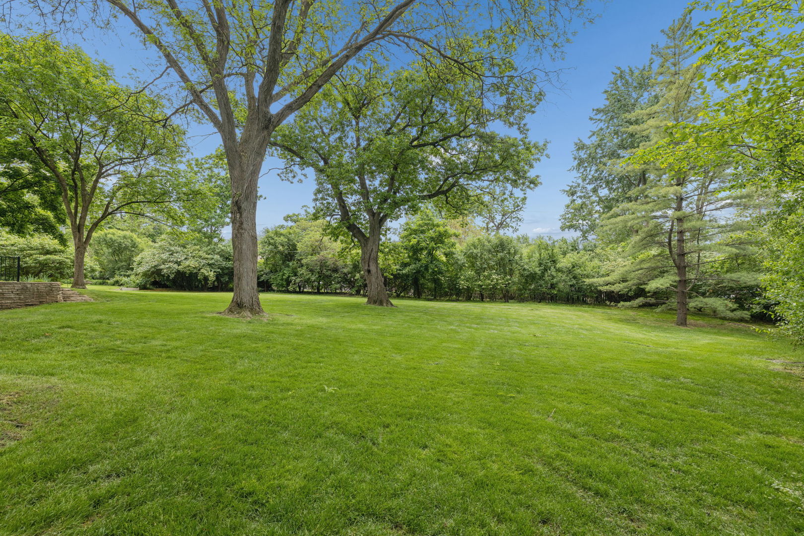 23W081 Red Oak Drive, Glen Ellyn, IL 60137