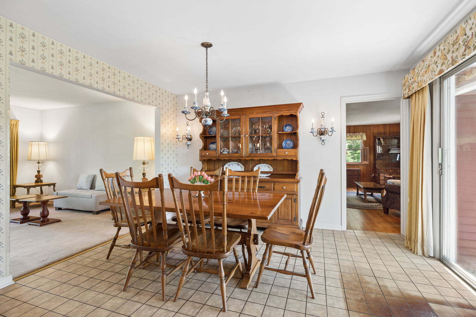 23W081 Red Oak Drive, Glen Ellyn, IL 60137
