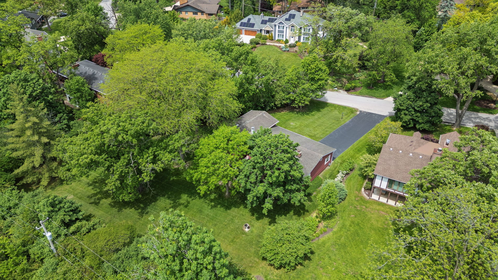 23W081 Red Oak Drive, Glen Ellyn, IL 60137