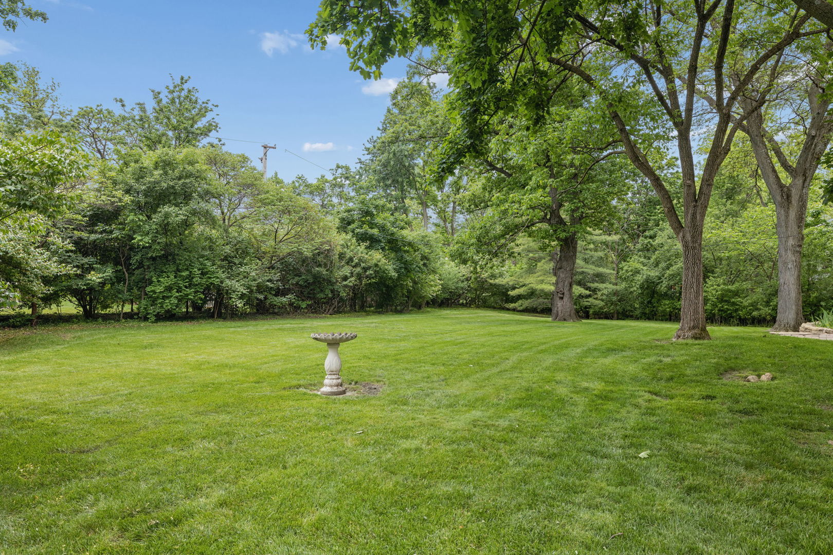 23W081 Red Oak Drive, Glen Ellyn, IL 60137