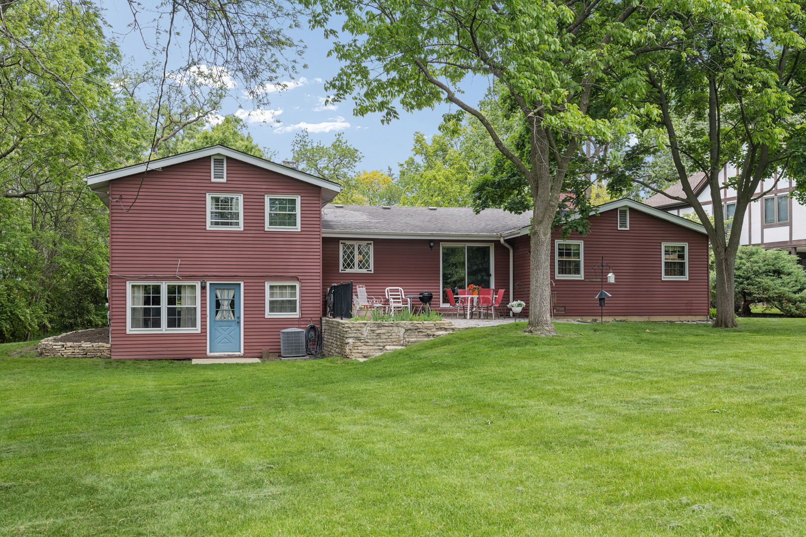 23W081 Red Oak Drive, Glen Ellyn, IL 60137