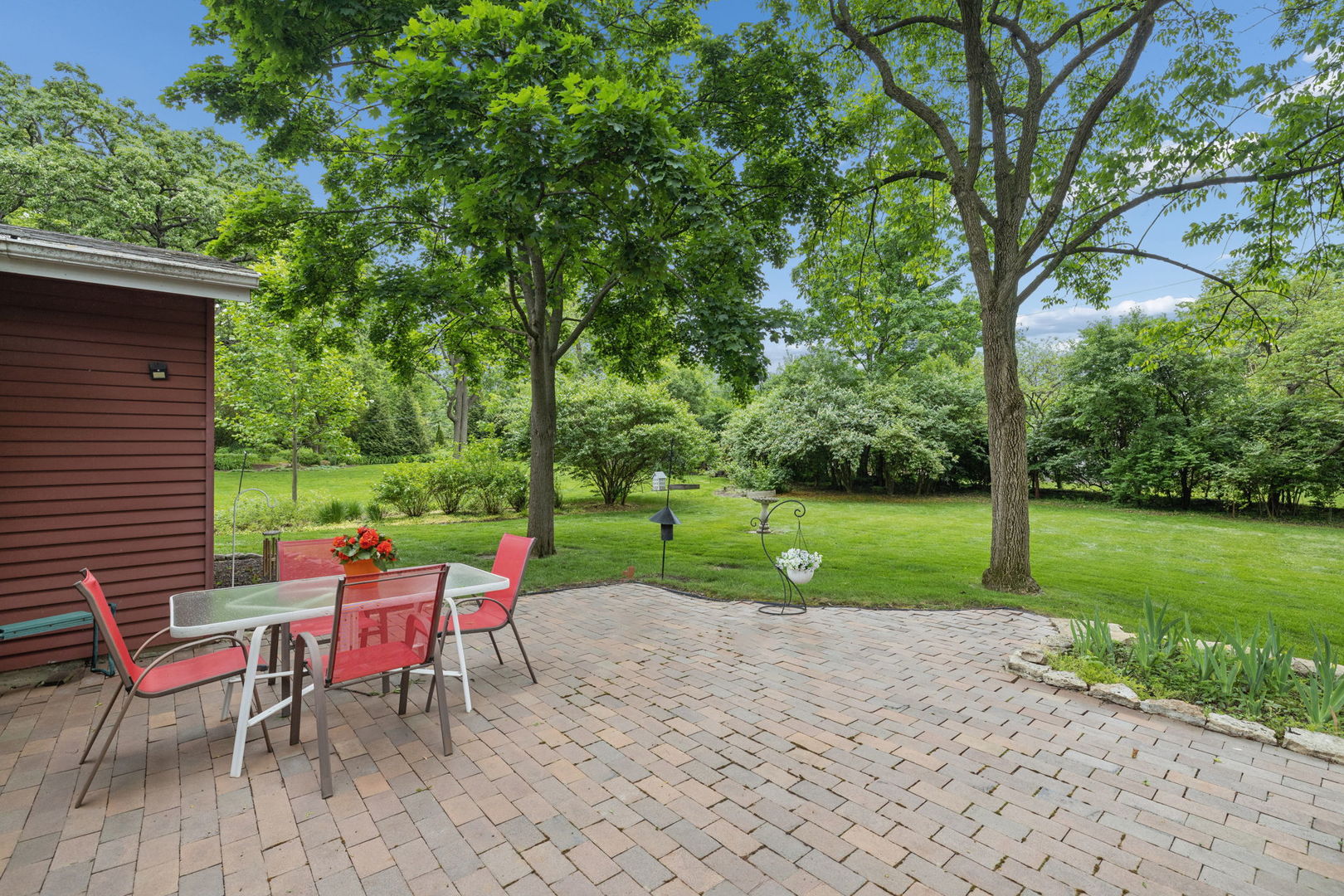 23W081 Red Oak Drive, Glen Ellyn, IL 60137