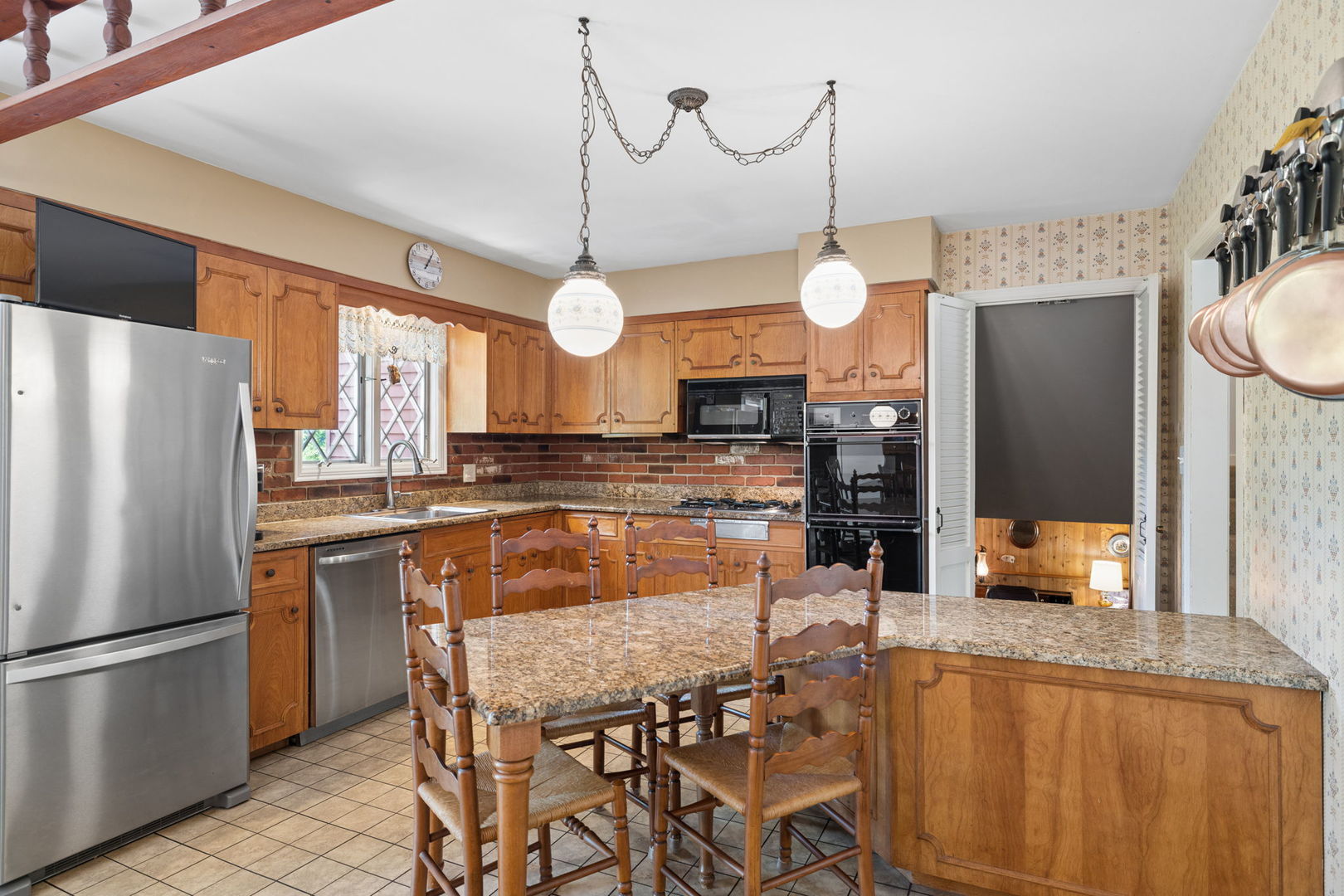 23W081 Red Oak Drive, Glen Ellyn, IL 60137