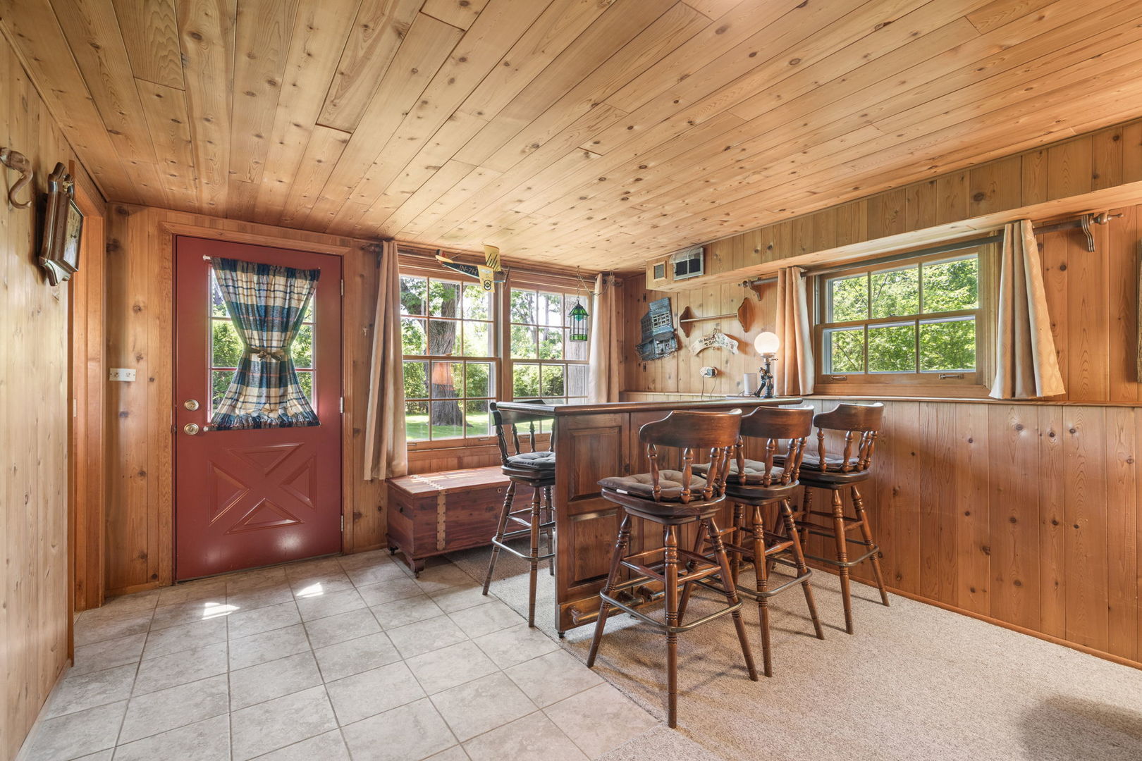 23W081 Red Oak Drive, Glen Ellyn, IL 60137