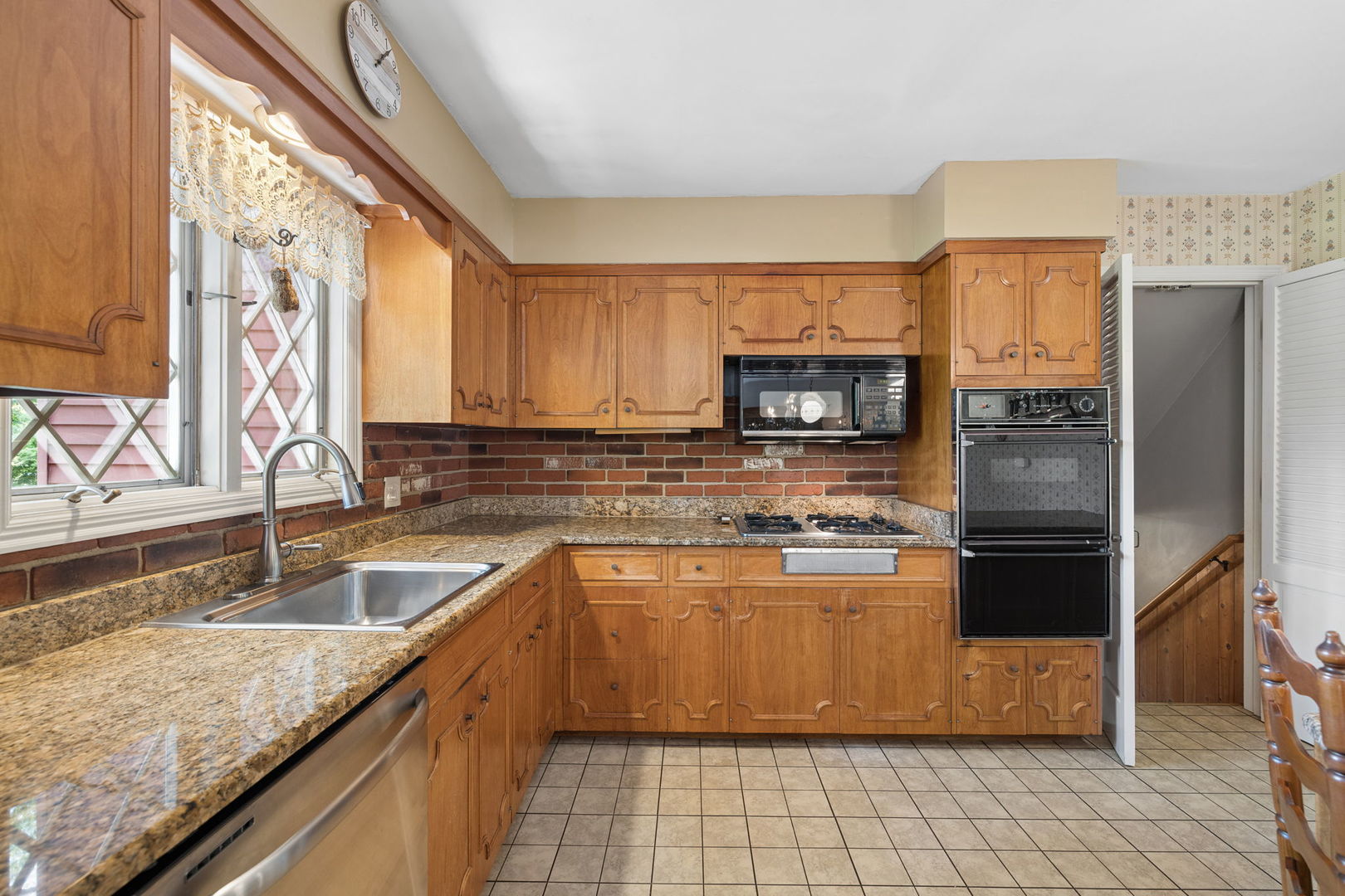 23W081 Red Oak Drive, Glen Ellyn, IL 60137