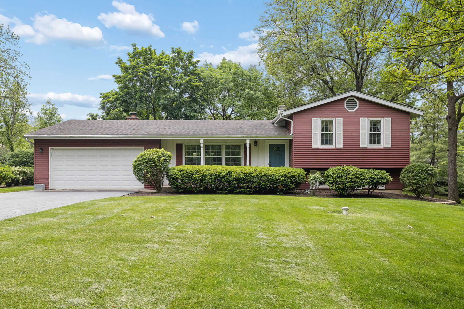 23W081 Red Oak Drive, Glen Ellyn, IL 60137