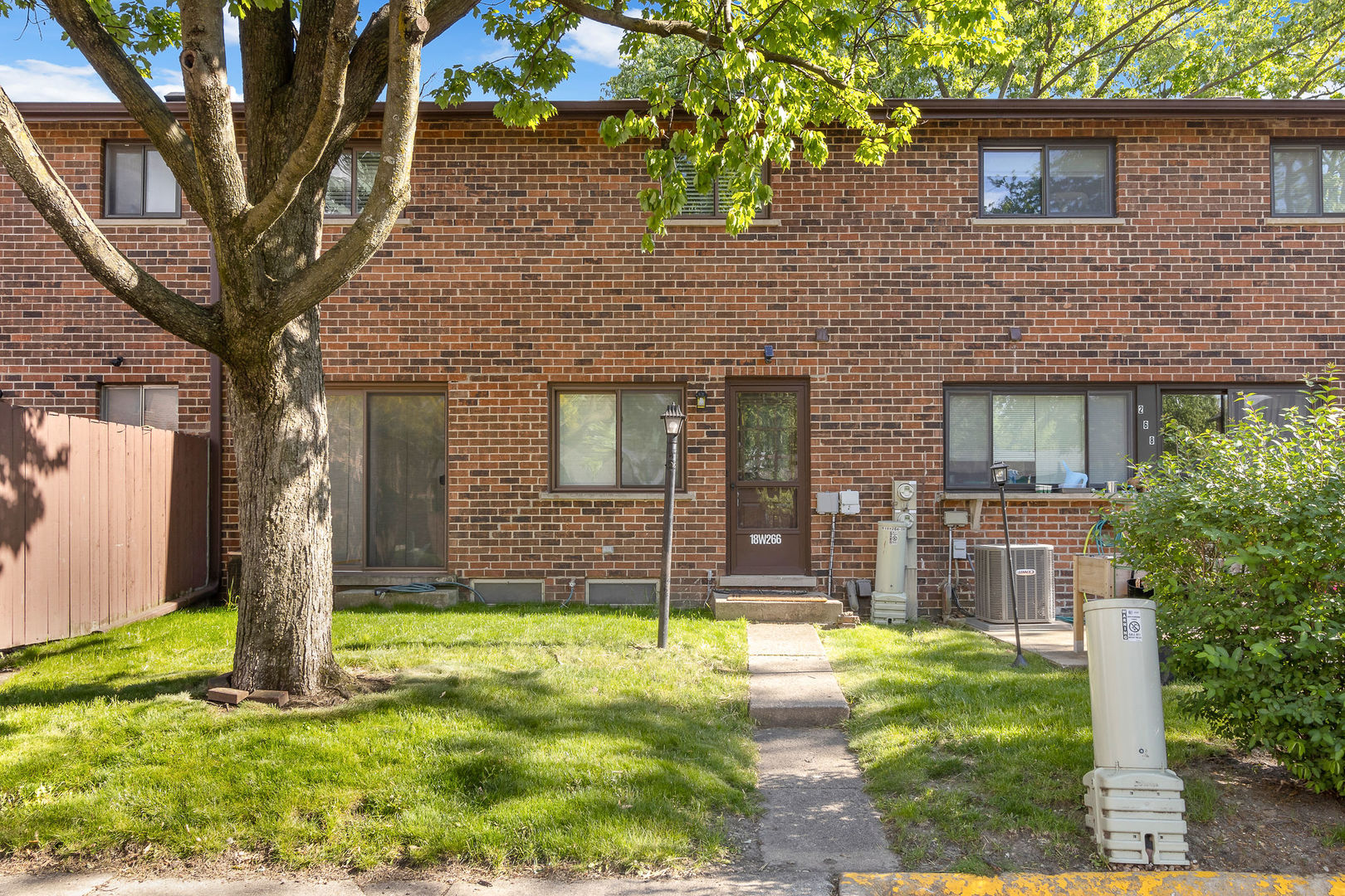 18w266 Knollwood Lane, Villa Park, IL 60181