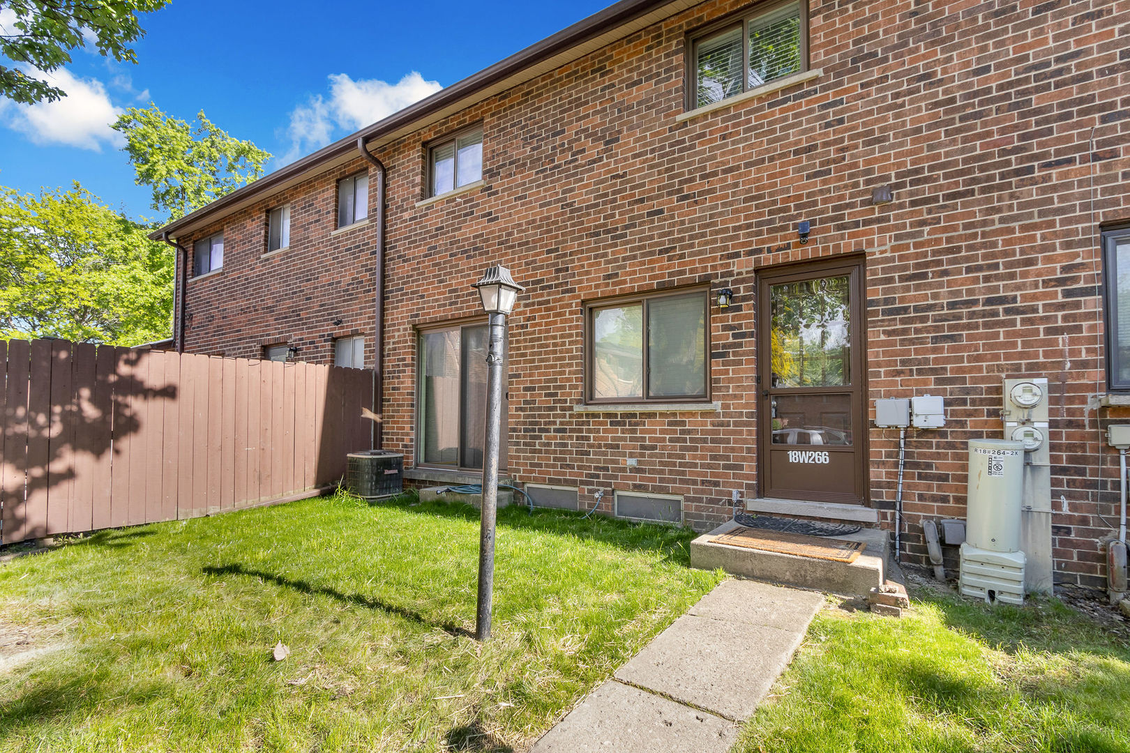 18w266 Knollwood Lane, Villa Park, IL 60181