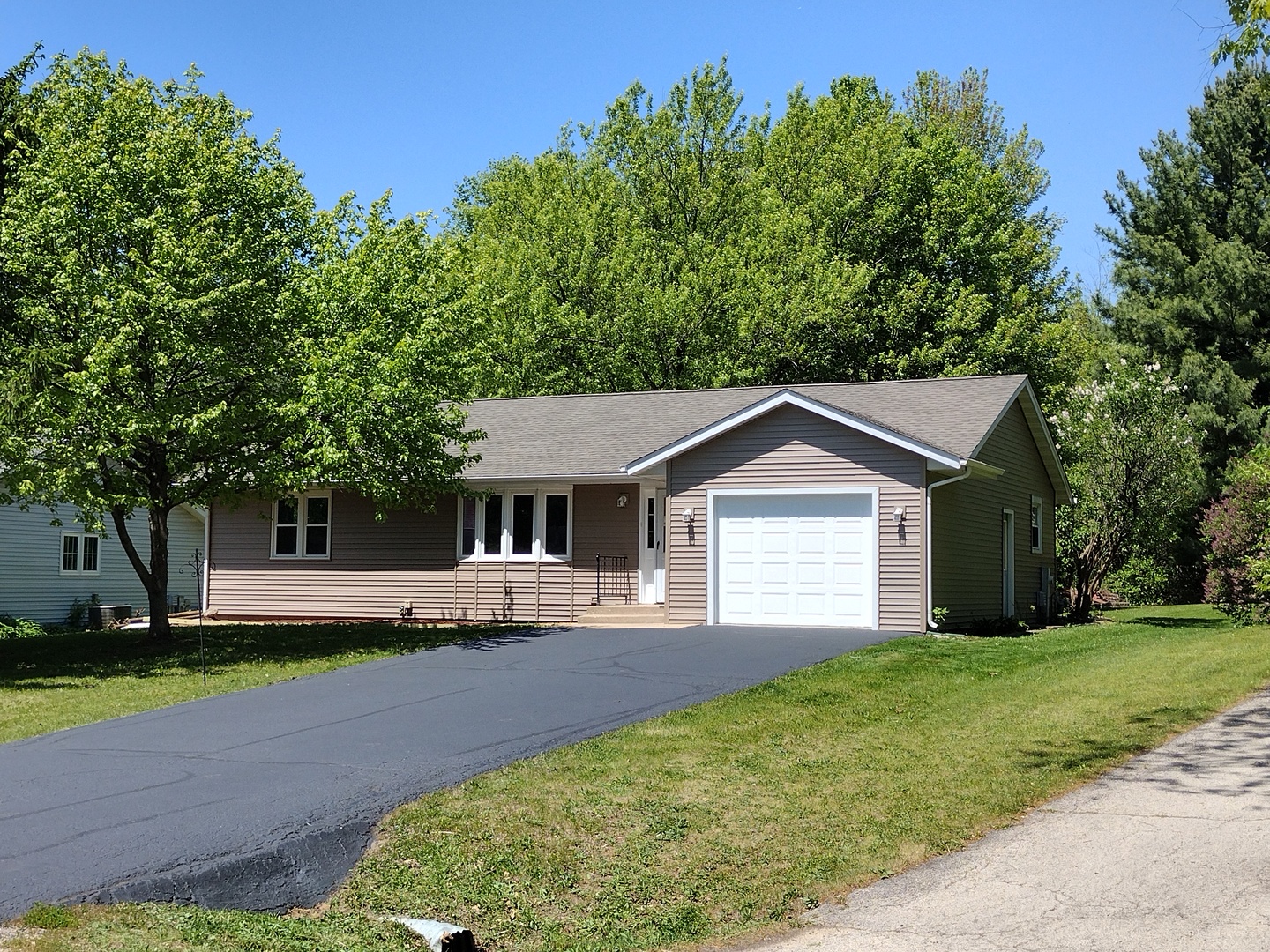 216 Bounty Drive, Poplar Grove, IL 61065
