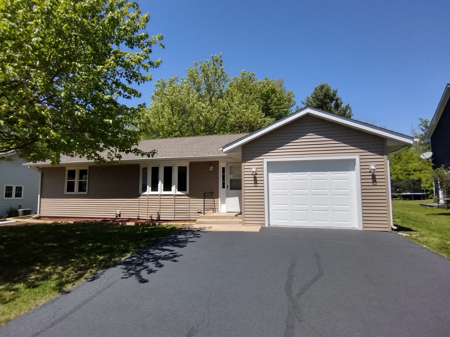 216 Bounty Drive, Poplar Grove, IL 61065