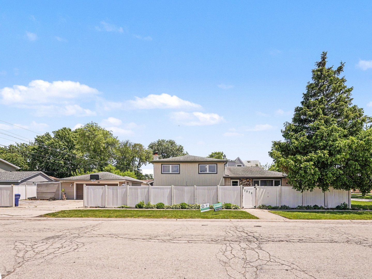 5858 W 88th Place, Oak Lawn, IL 60453