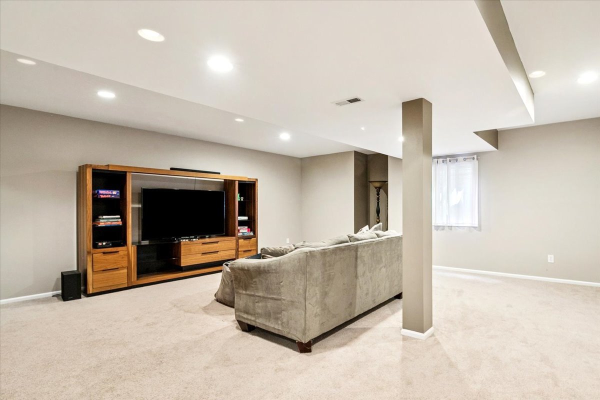 14087 Glenwood Court, Libertyville, IL 60048