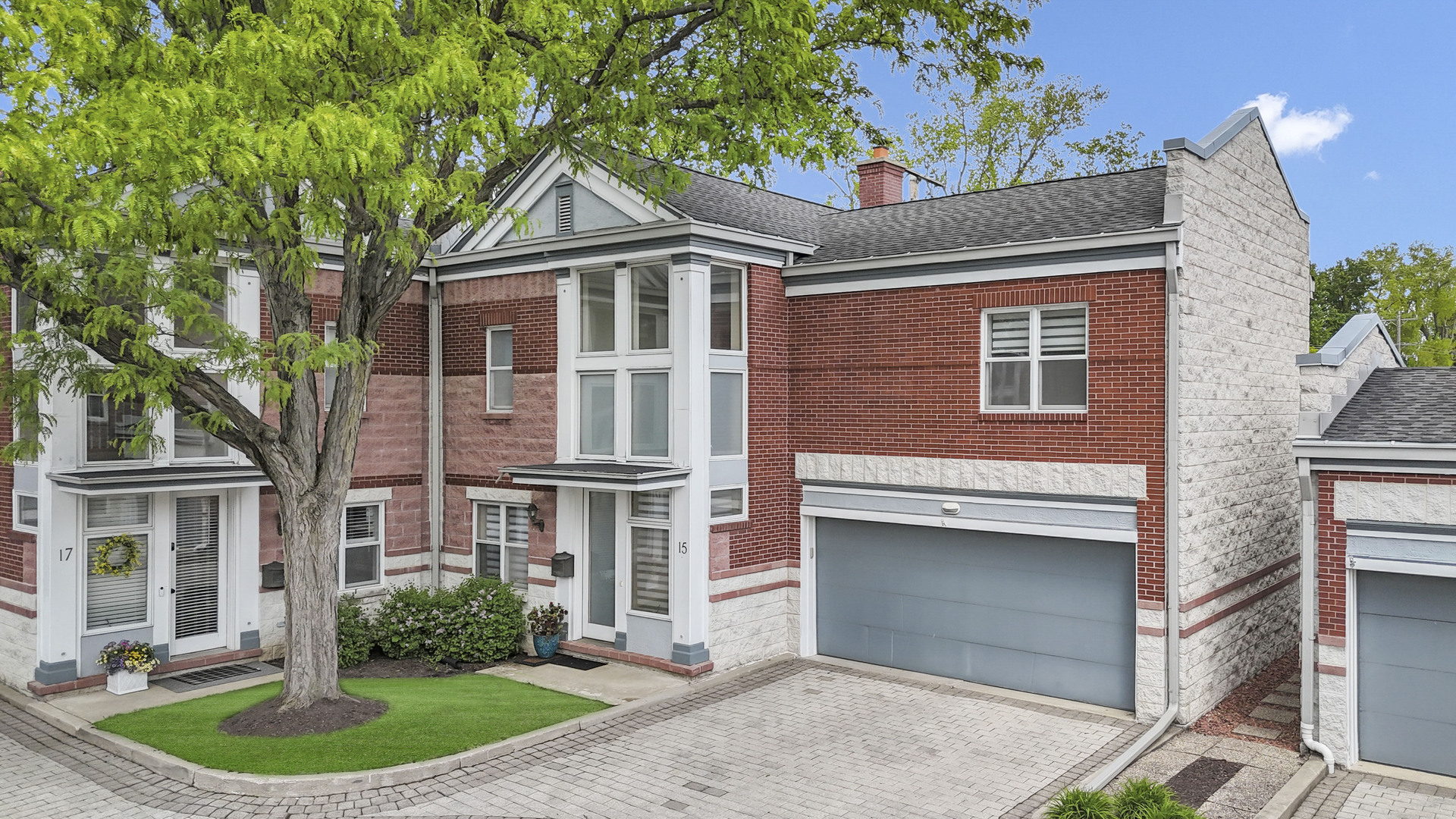 15 Manchester Lane, Elmhurst, IL 60126