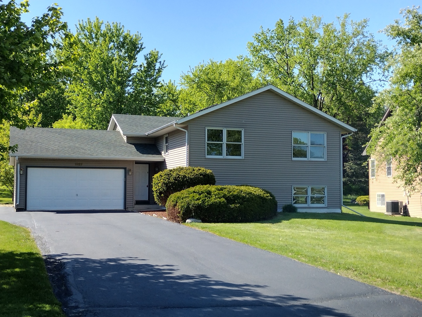 1127 Candlewick Drive, Poplar Grove, IL 61065