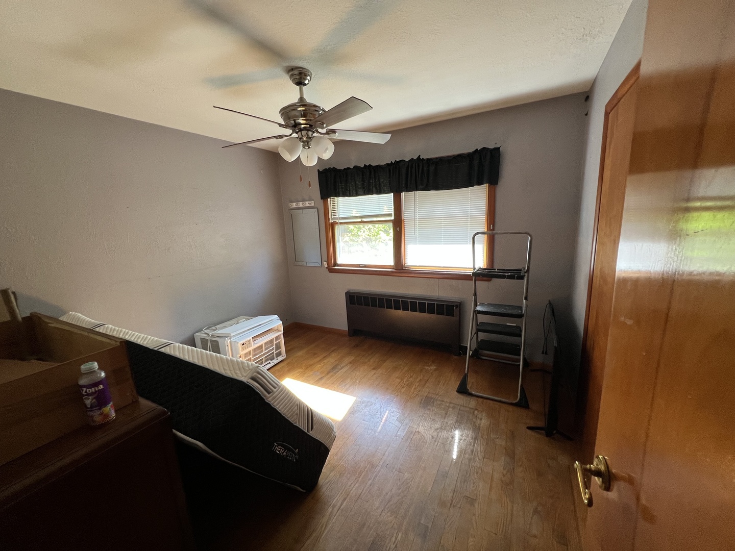 555 Elsie Avenue, Crest Hill, IL 60403