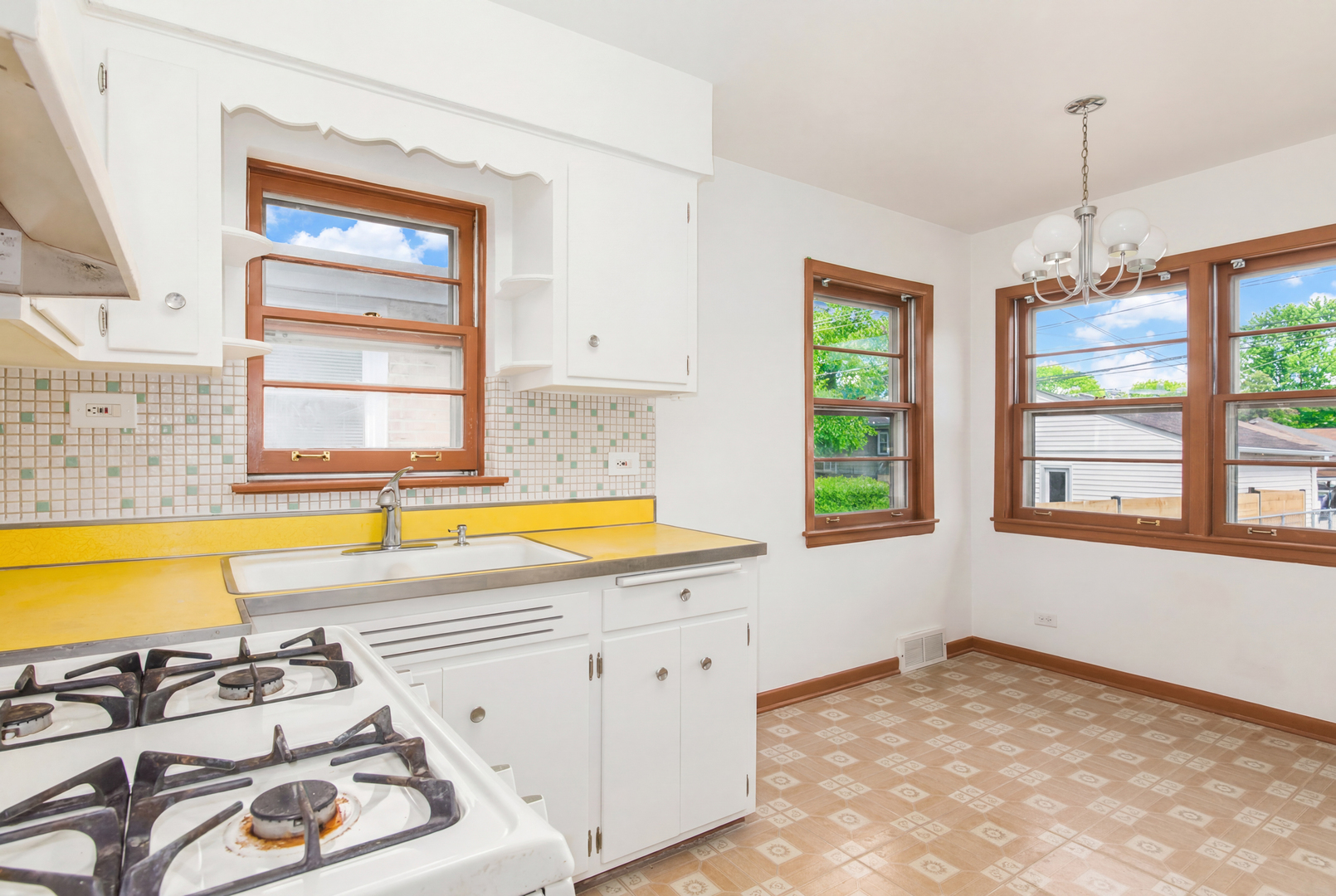 4846 W Foster Avenue, Chicago, IL 60630