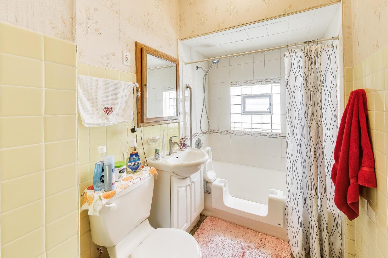 1331 Wesley Avenue, Berwyn, IL 60402