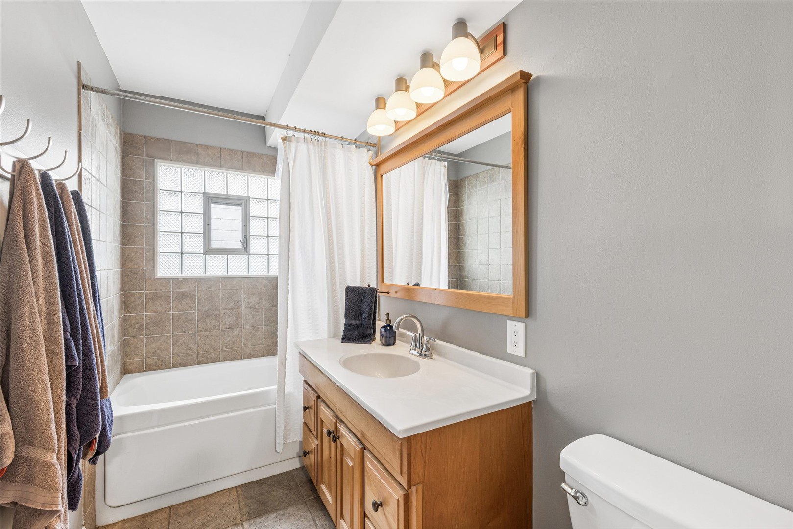 24 E Congress Street, Villa Park, IL 60181
