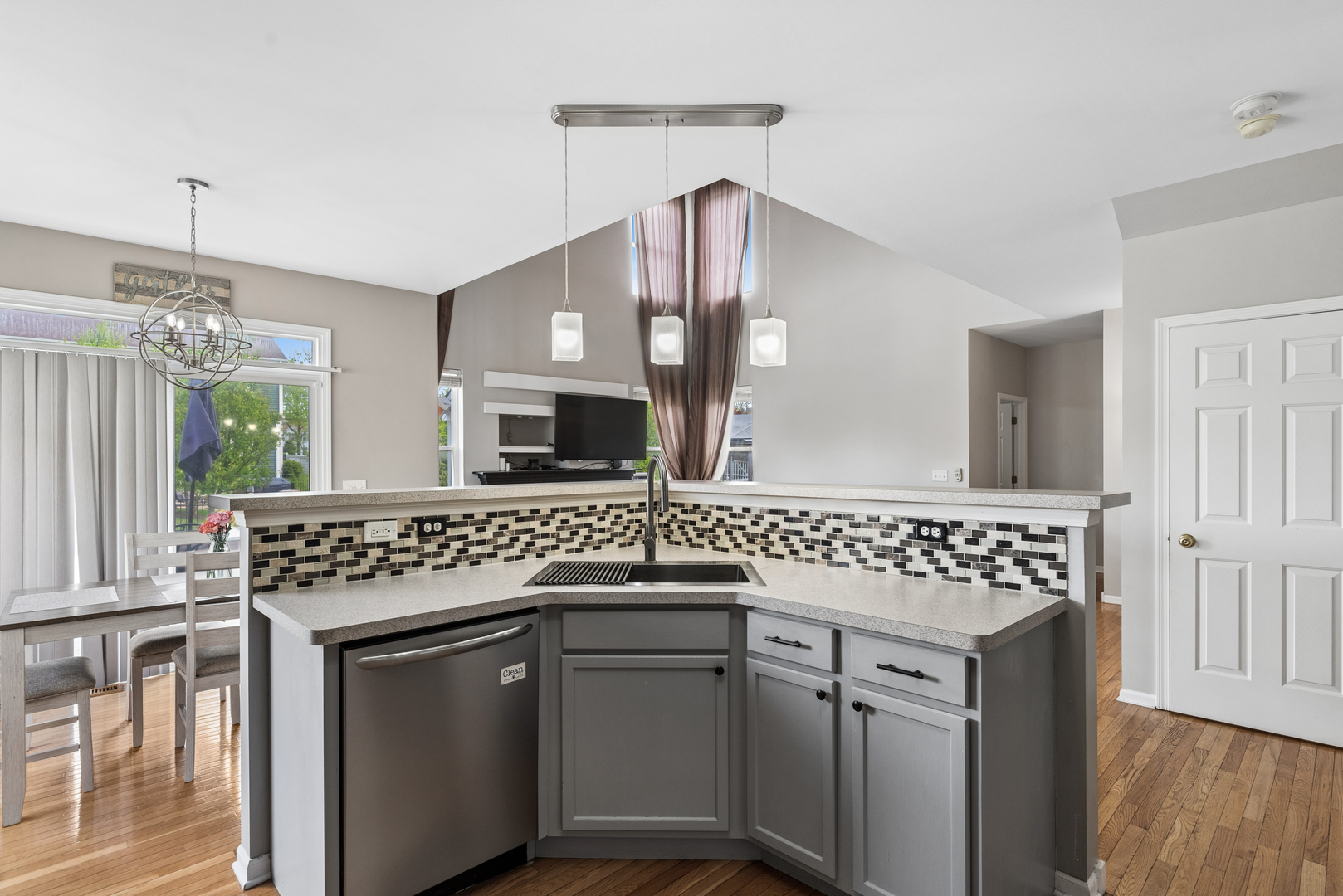 1013 Club Lake Drive, Antioch, IL 60002