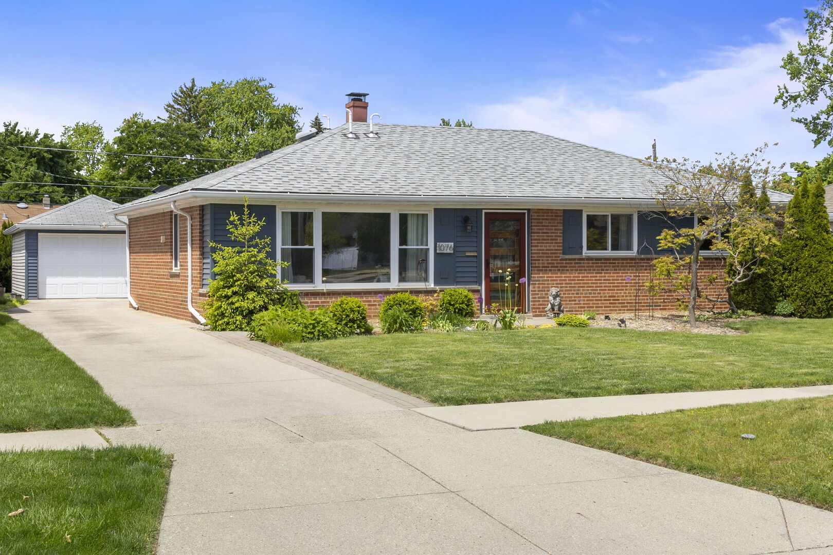 1076 S 3rd Avenue, Des Plaines, IL 60016