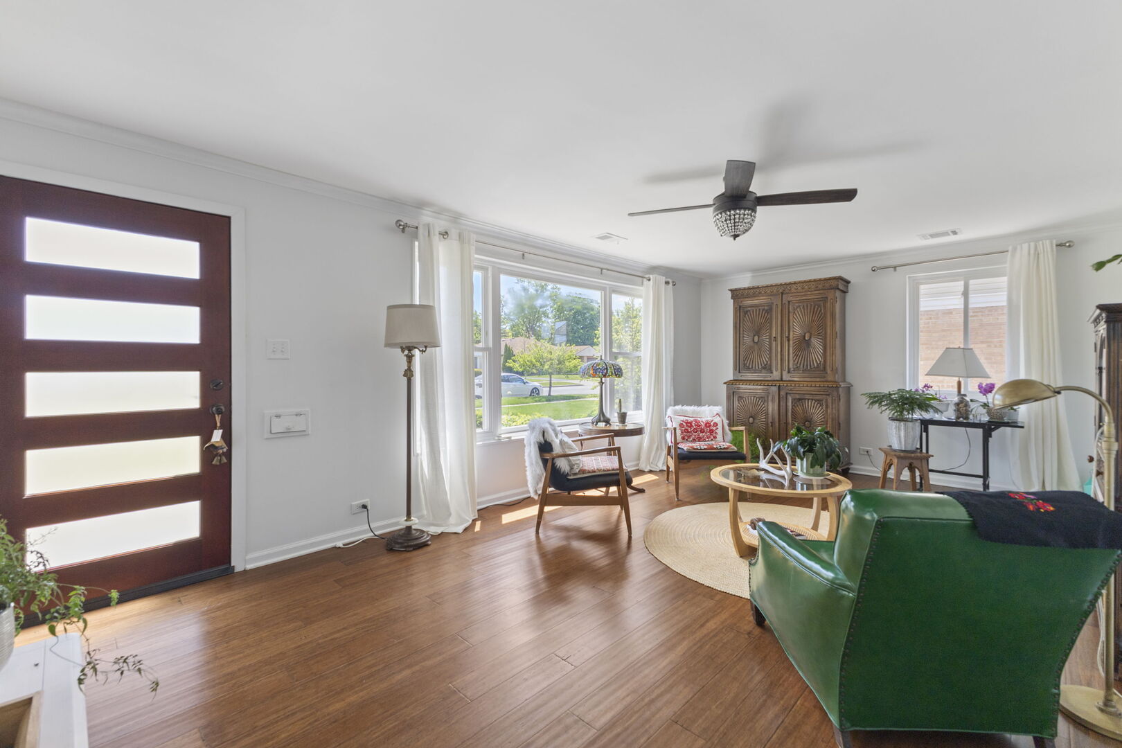 1076 S 3rd Avenue, Des Plaines, IL 60016