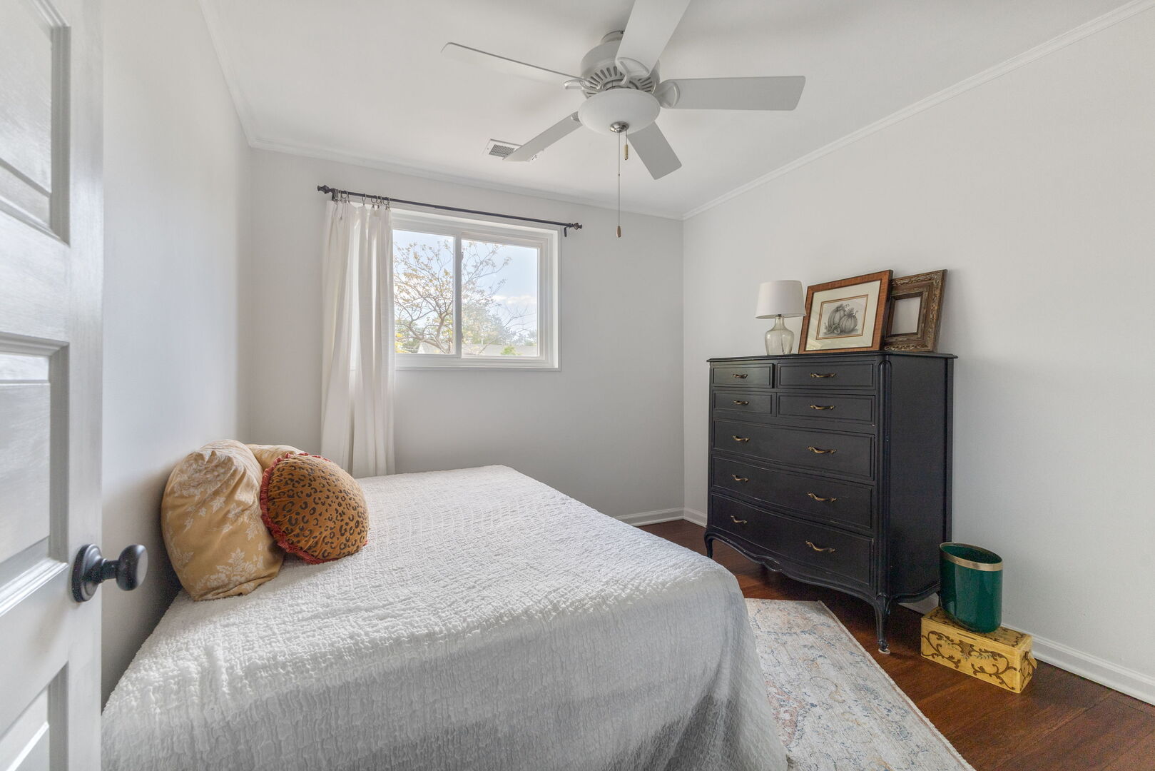 1076 S 3rd Avenue, Des Plaines, IL 60016