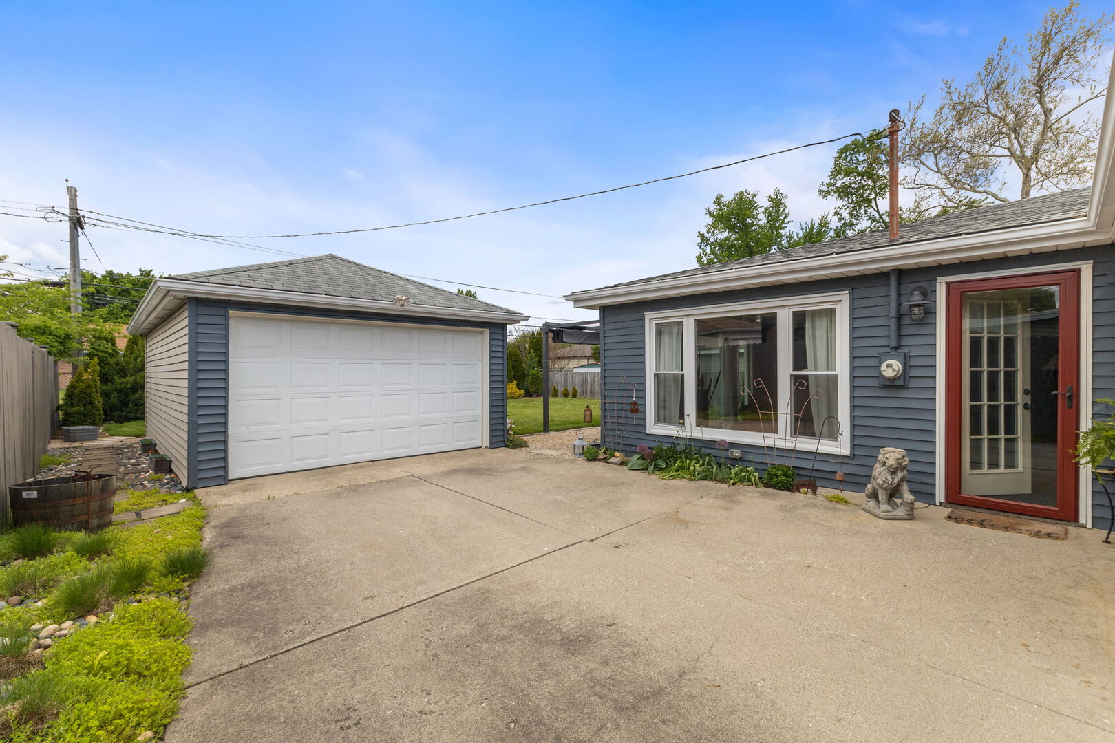 1076 S 3rd Avenue, Des Plaines, IL 60016