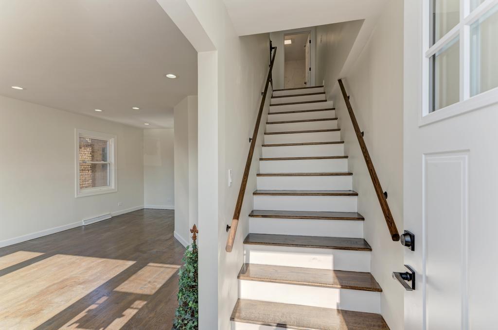 6218 W Foster Avenue, Chicago, IL 60630