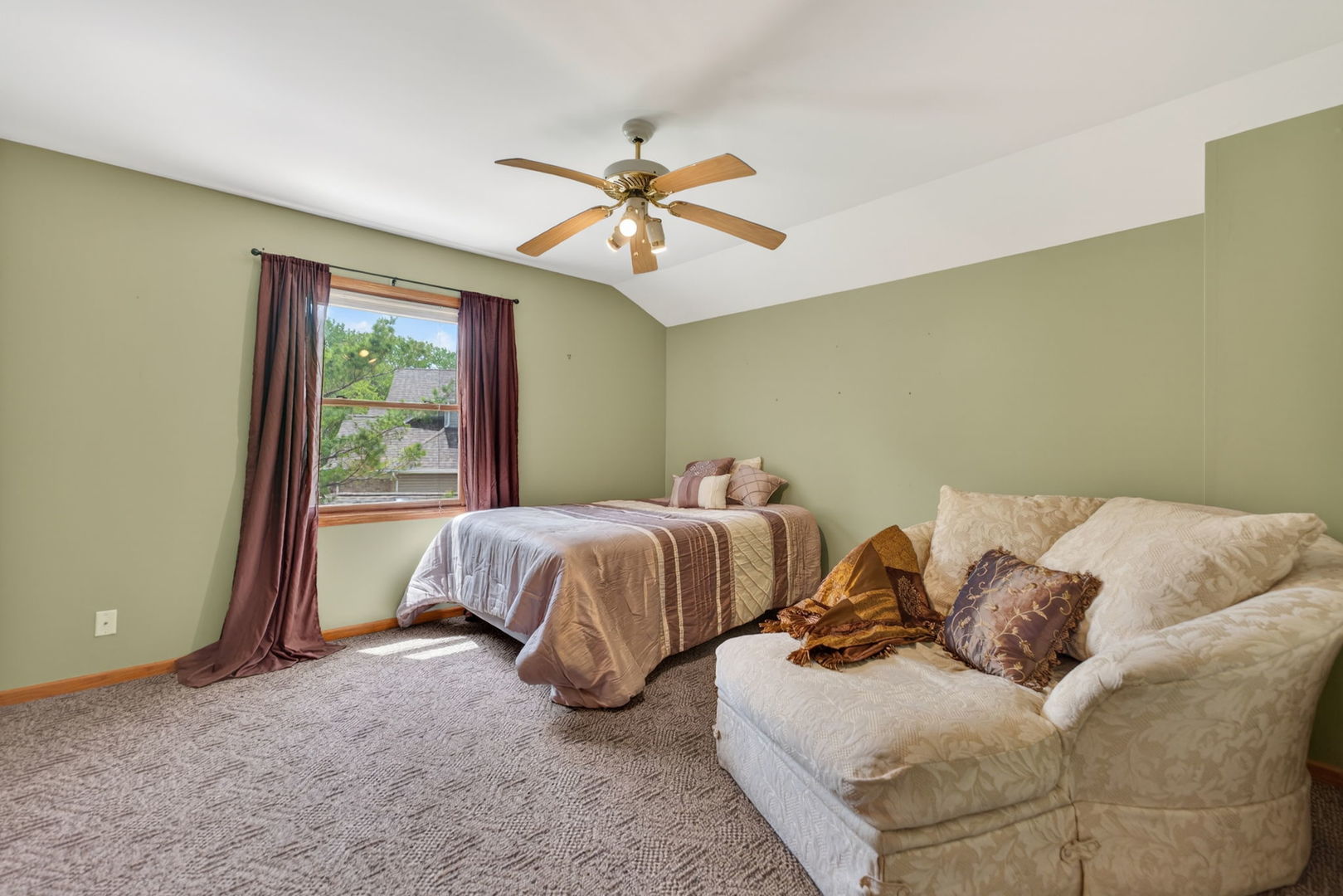 201 Tulip Circle, Island Lake, IL 60042