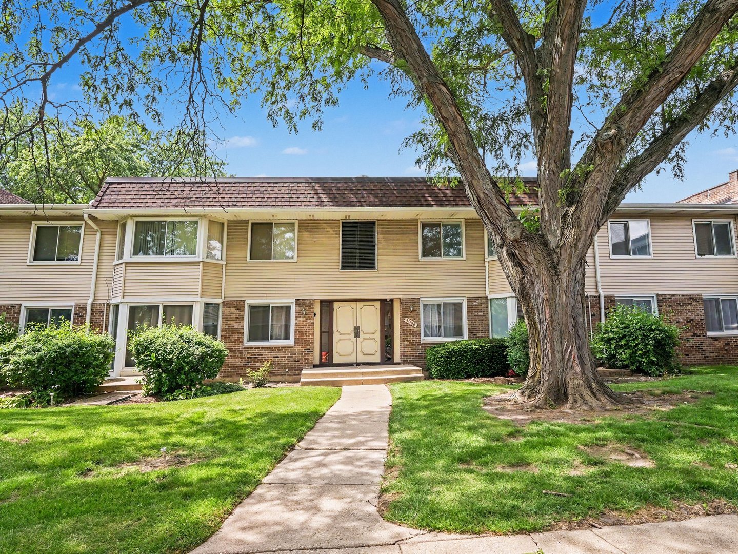 3008 Roberts Drive #7, Woodridge, IL 60517