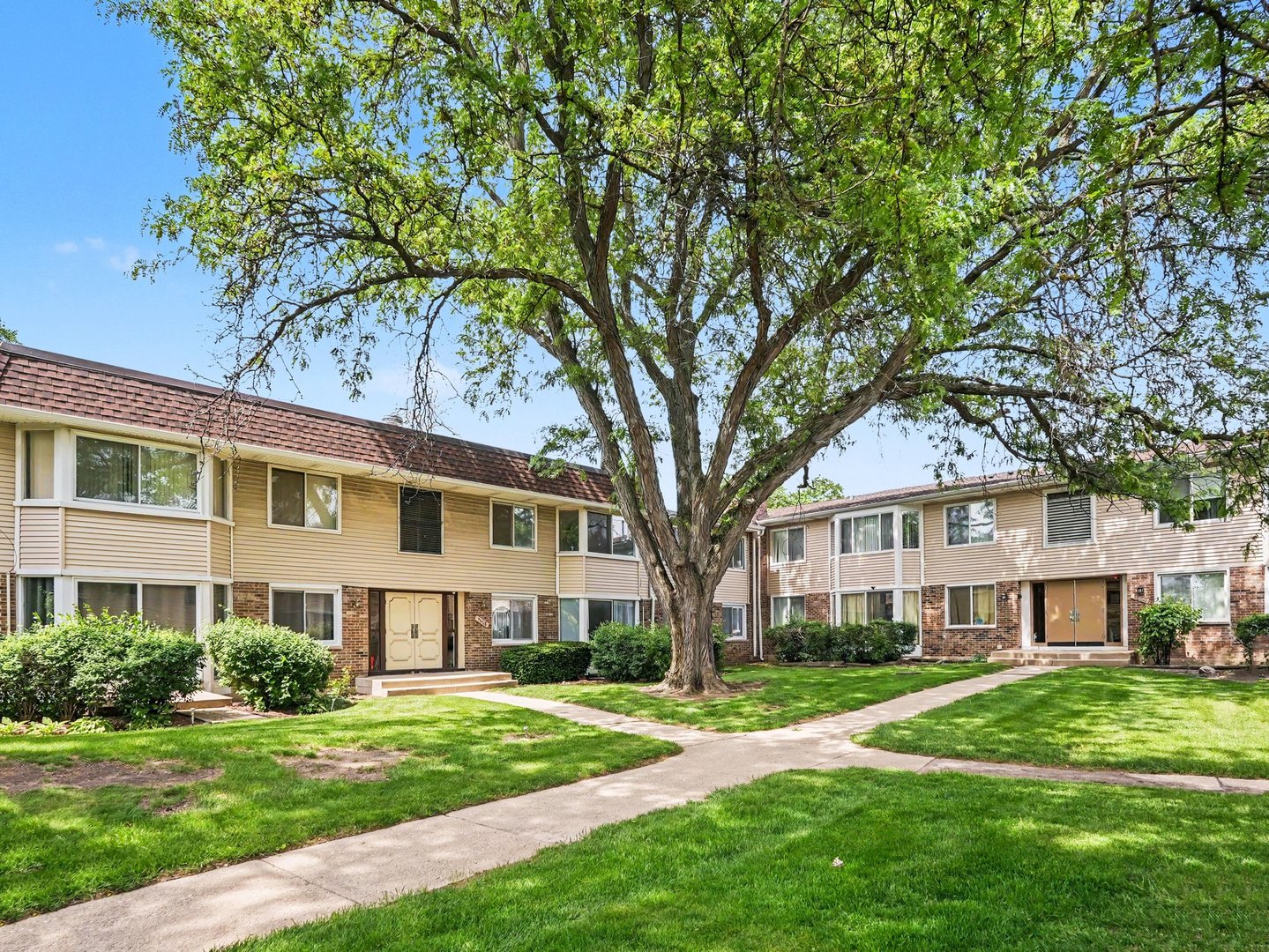 3008 Roberts Drive #7, Woodridge, IL 60517