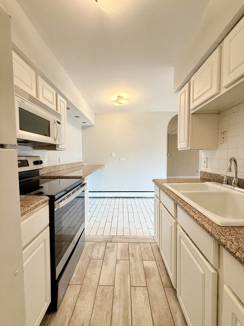605 N WOLF Road #8E, Hillside, IL 60162