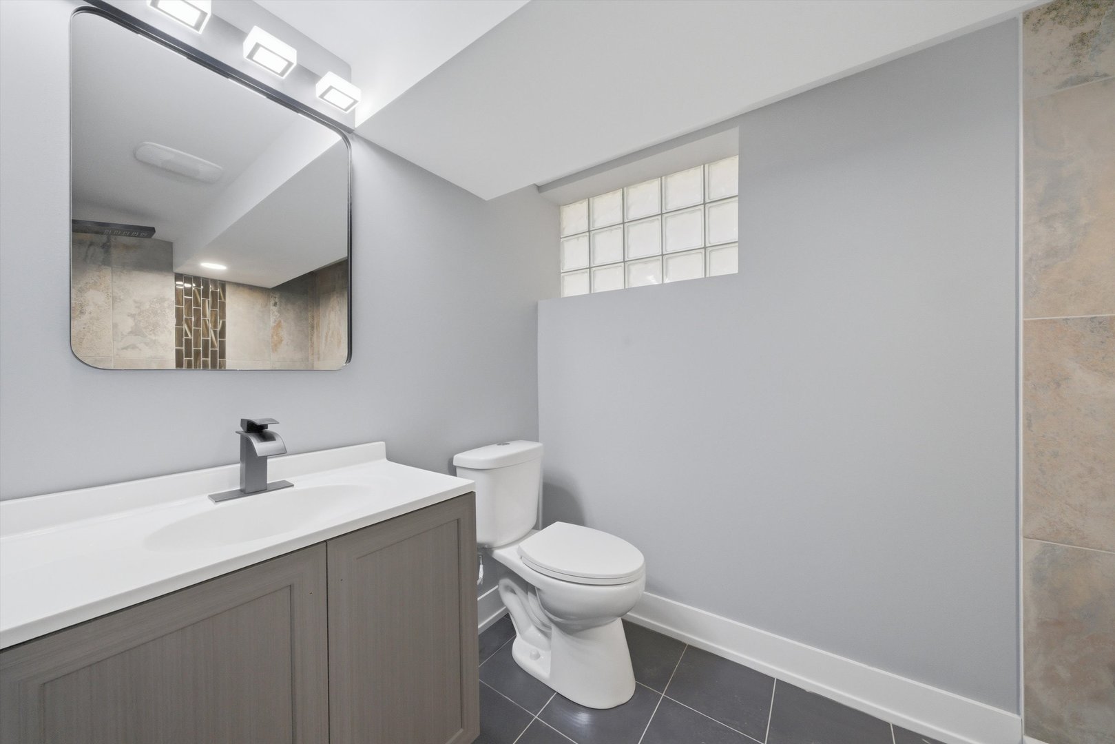 8243 S Wabash Avenue, Chicago, IL 60619
