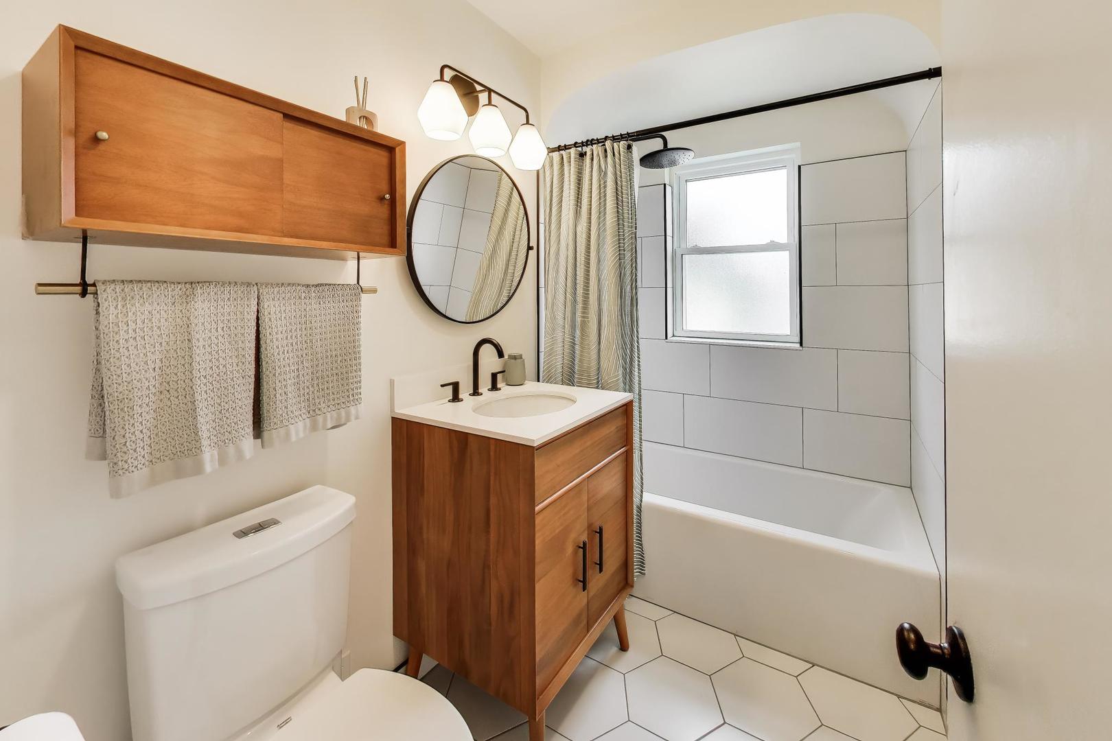 7530 W Devon Avenue, Chicago, IL 60631