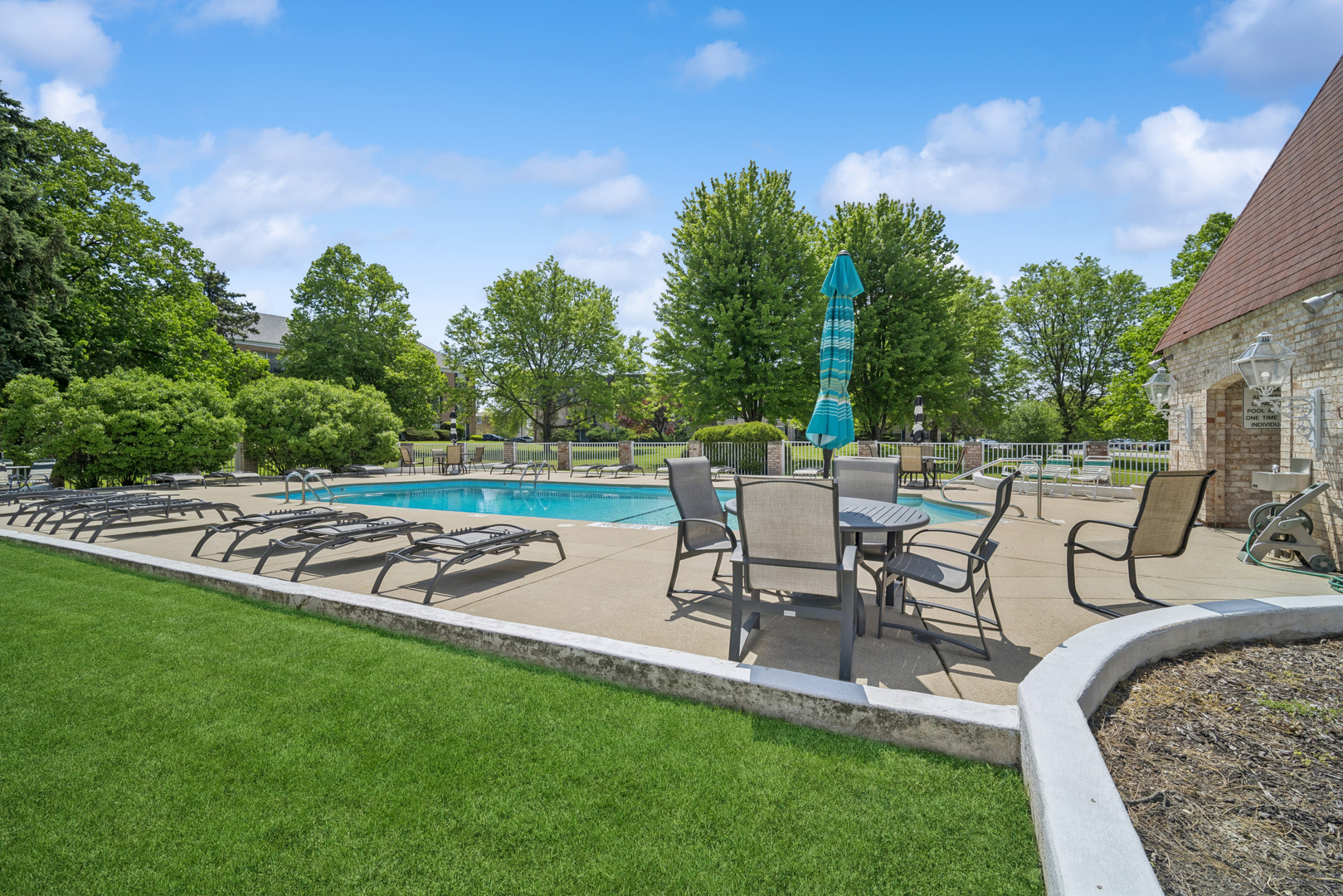 5200 Carriageway Drive #214, Rolling Meadows, IL 60008