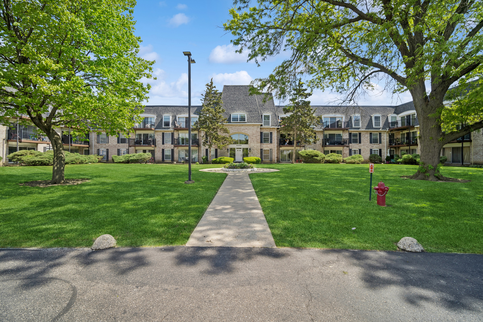 5200 Carriageway Drive #214, Rolling Meadows, IL 60008