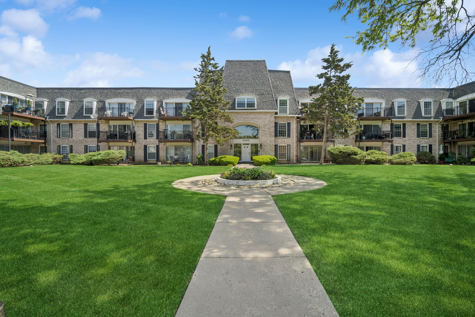 5200 Carriageway Drive #214, Rolling Meadows, IL 60008