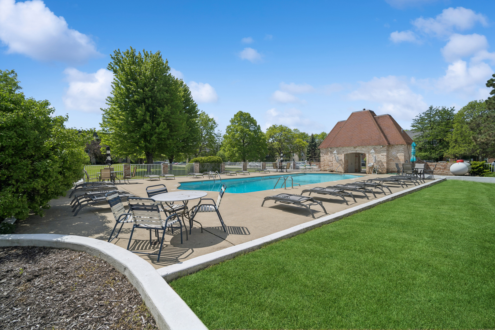 5200 Carriageway Drive #214, Rolling Meadows, IL 60008