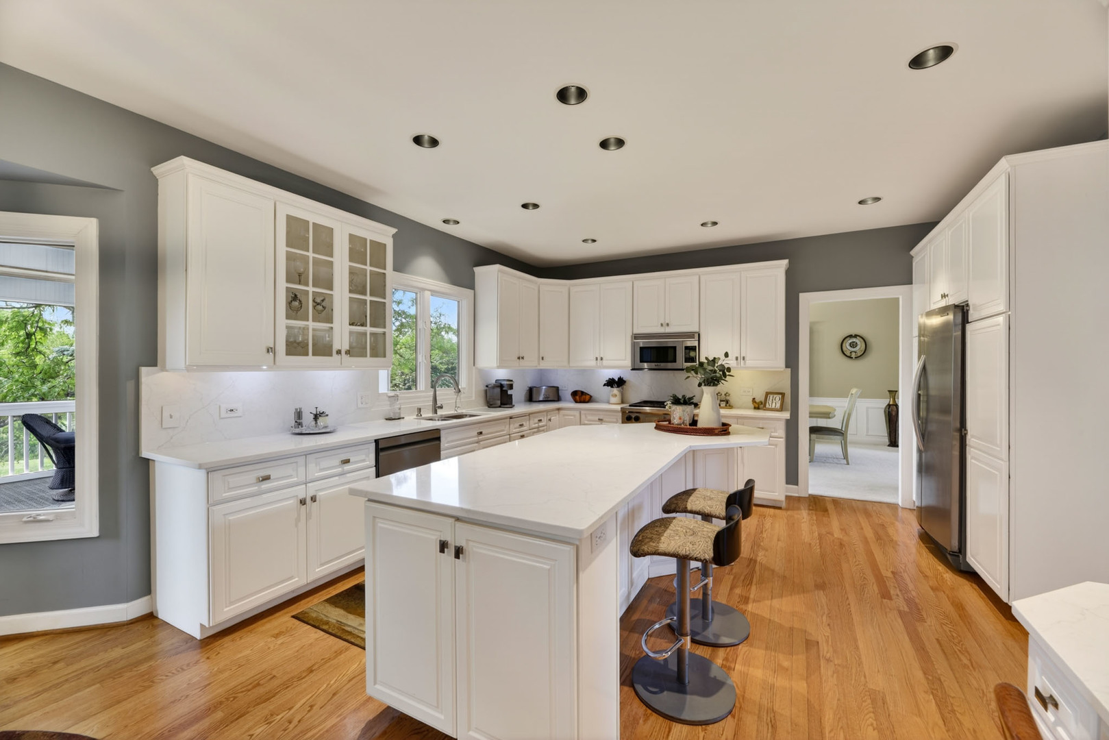 4N918 WEST WOODS Drive, St. Charles, IL 60175