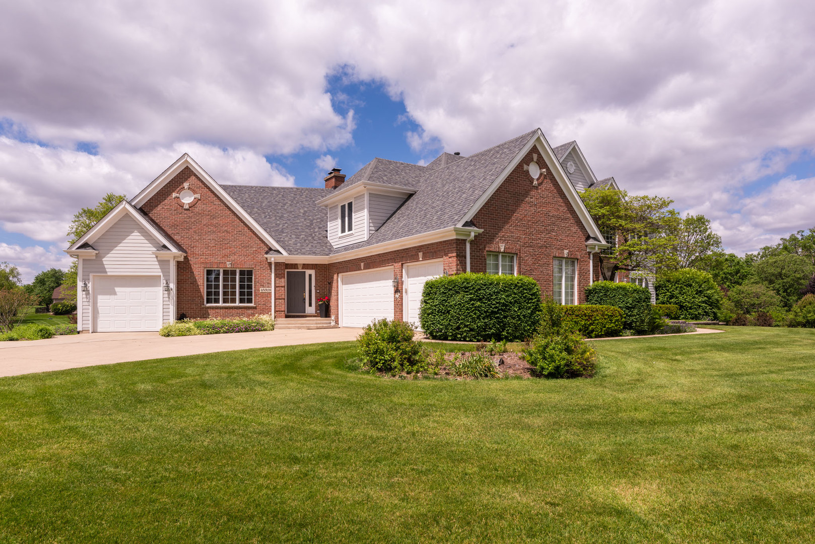 4N918 WEST WOODS Drive, St. Charles, IL 60175
