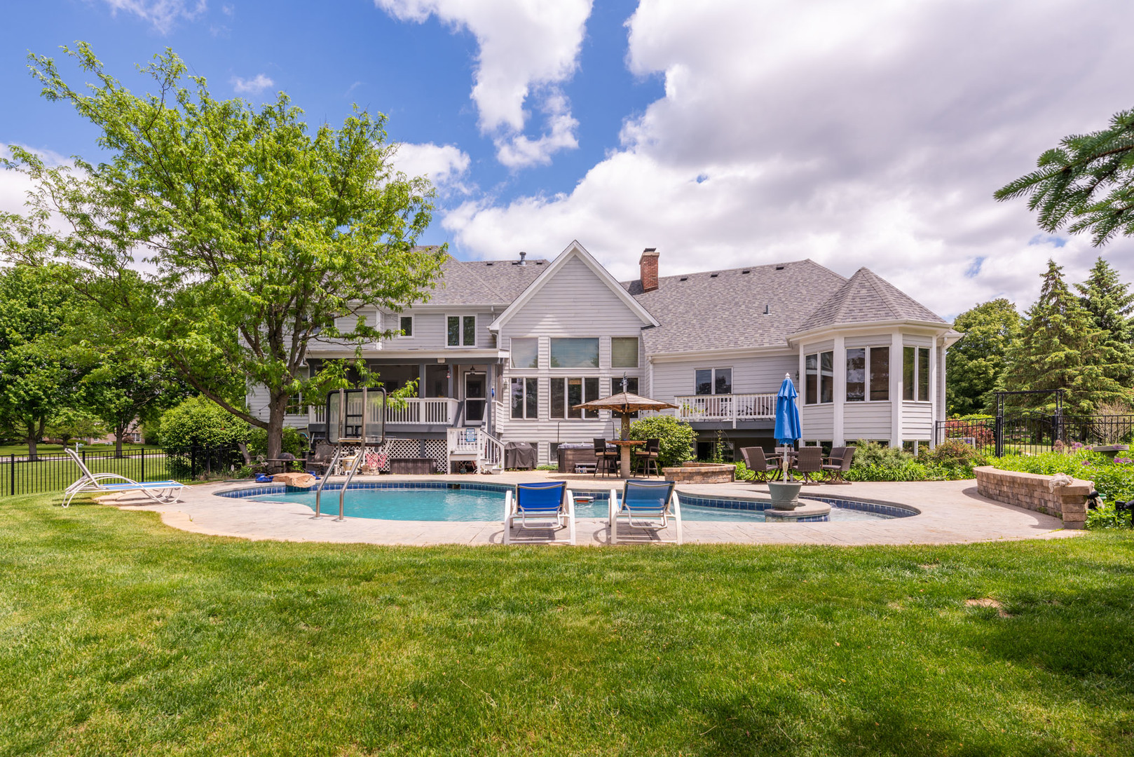 4N918 WEST WOODS Drive, St. Charles, IL 60175