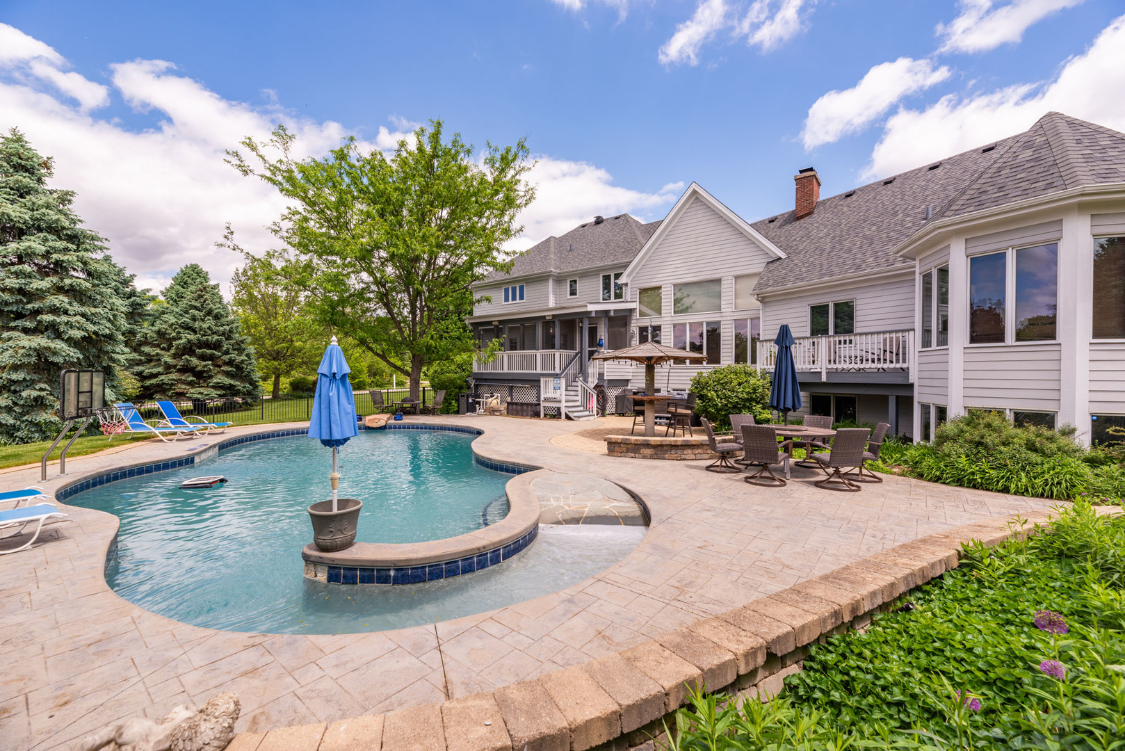 4N918 WEST WOODS Drive, St. Charles, IL 60175