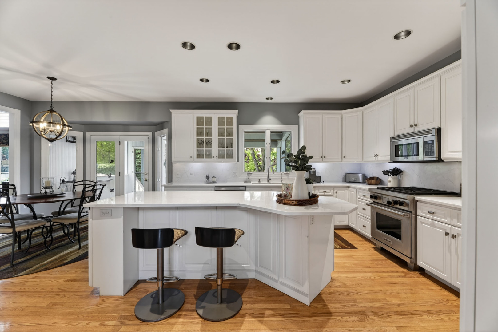 4N918 WEST WOODS Drive, St. Charles, IL 60175