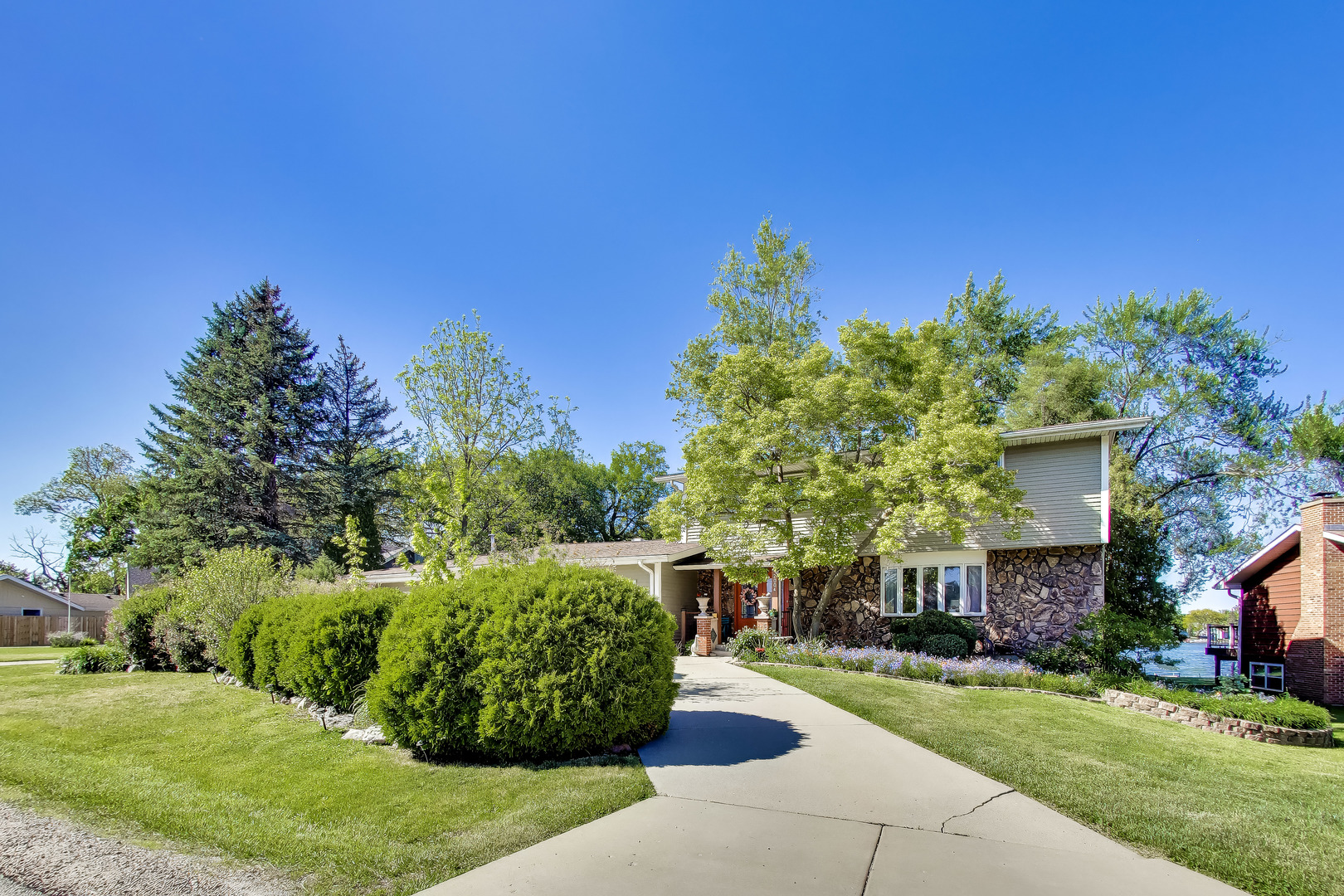 2004 Sprucewood Lane, Lindenhurst, IL 60046