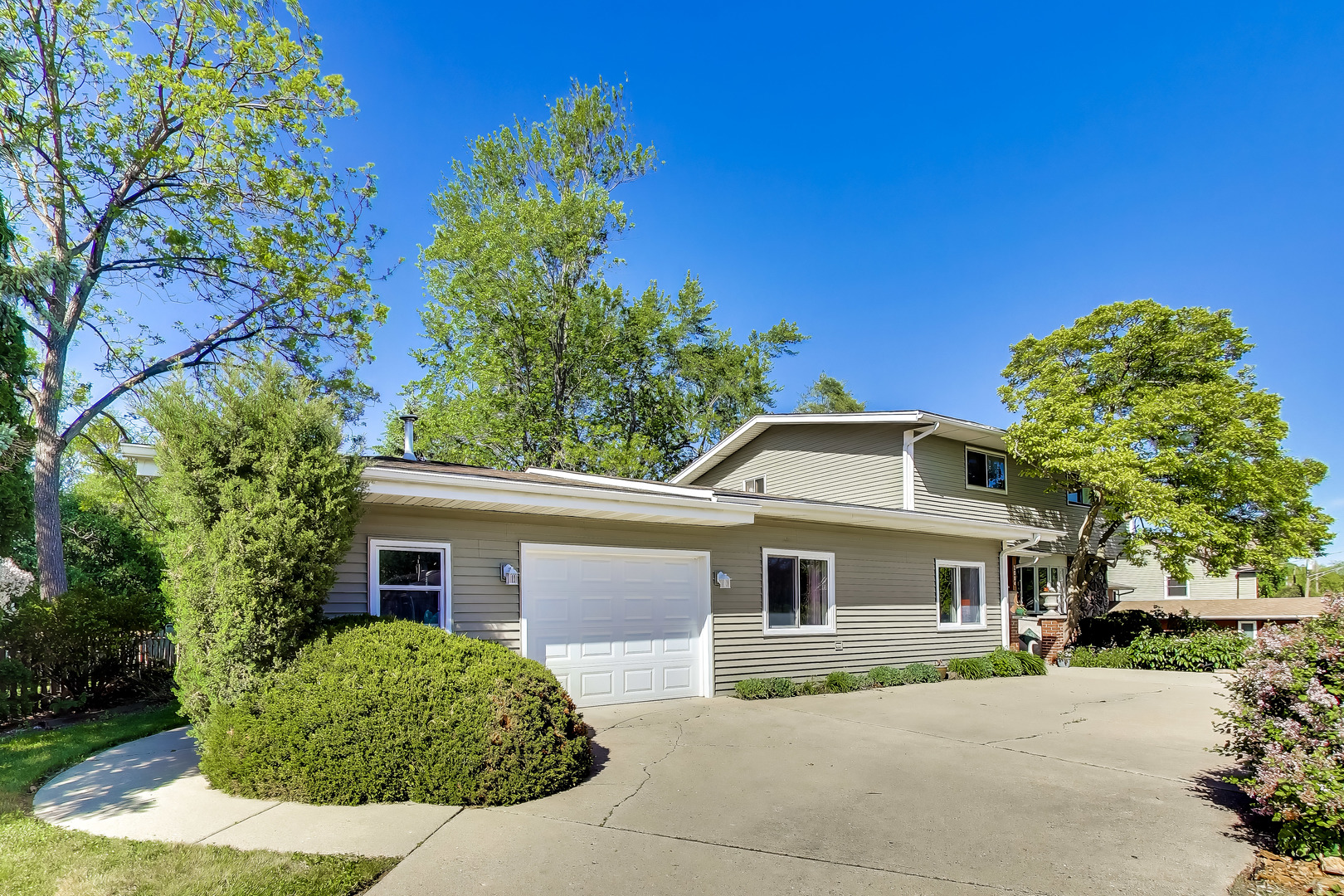 2004 Sprucewood Lane, Lindenhurst, IL 60046