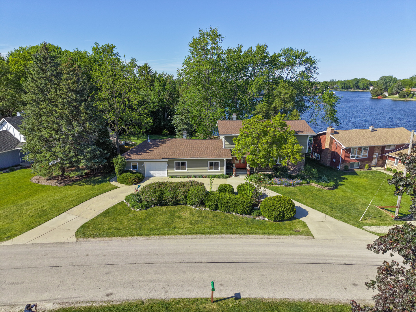 2004 Sprucewood Lane, Lindenhurst, IL 60046