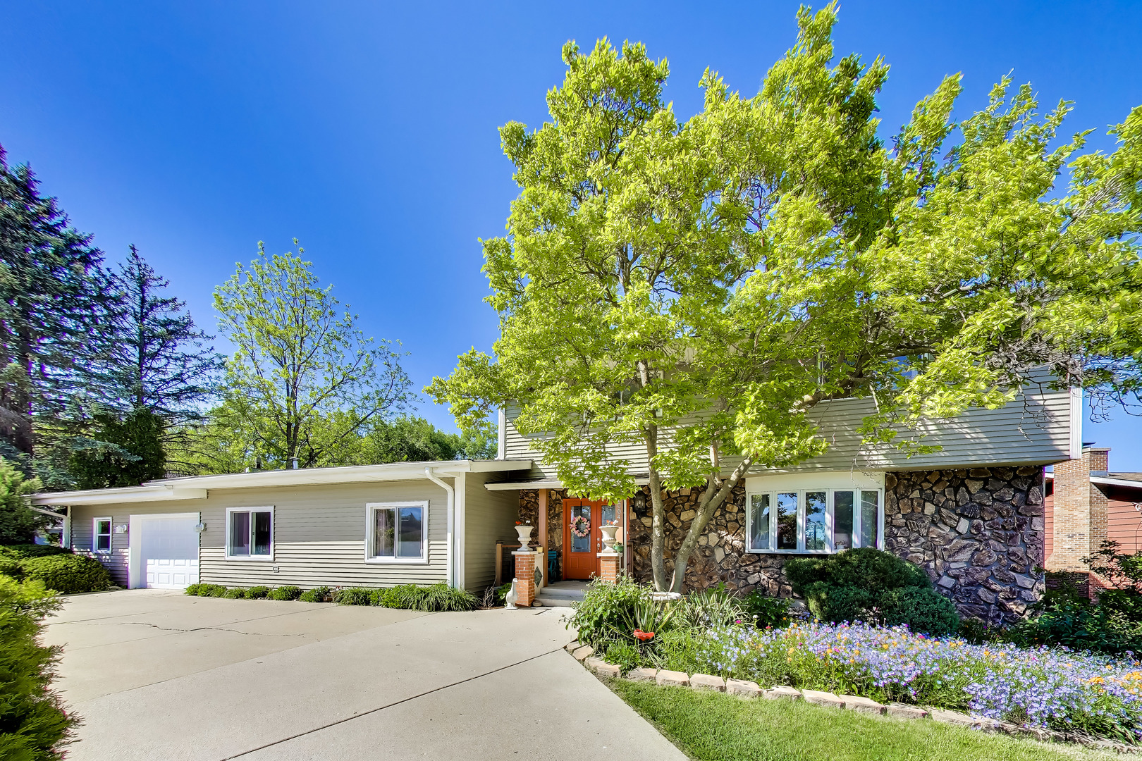 2004 Sprucewood Lane, Lindenhurst, IL 60046