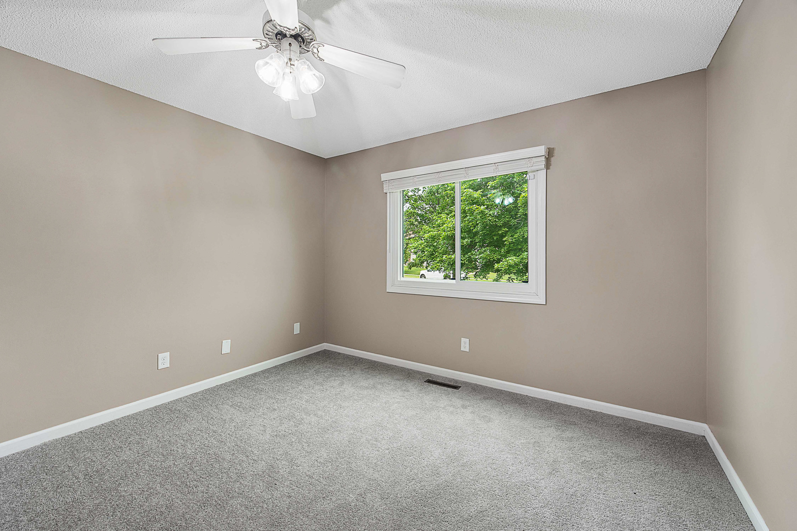 1202 Kenneth Drive, Bloomington, IL 61704