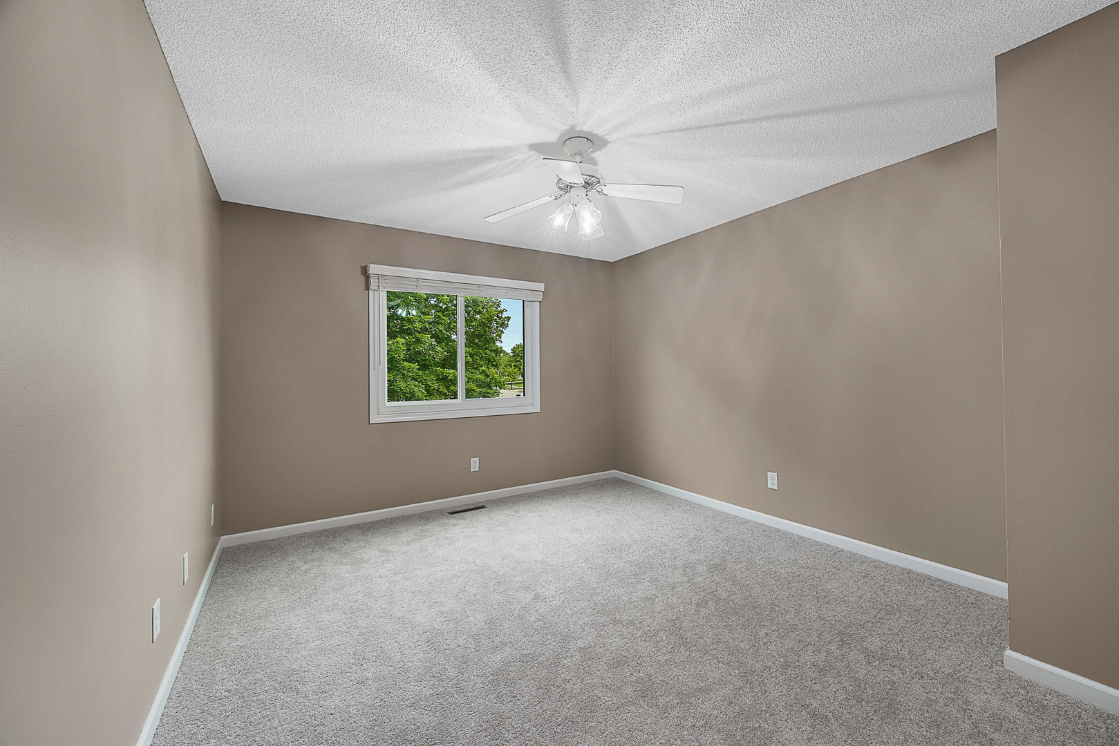 1202 Kenneth Drive, Bloomington, IL 61704